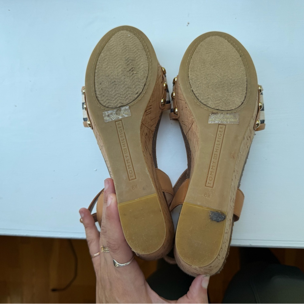 Tommy Hilfiger Women’s Hottie Cork Logo Gold Hardware Open Toe Wedges Size 8M - Picture 6 of 8